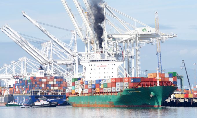 Seaspan Hamburg entering Port of Oakland Credit Dreamstime_m_212514967