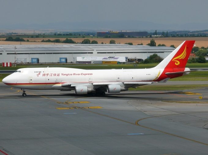 Yangtze_River_Express_Boeing_747-400_Janura