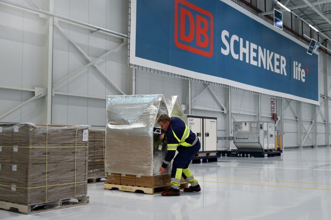 DB+Schenker_Thermal+cover+being+added+to+protect+pharmaceutical+products_Credit+DB+Schenker_Ton+Paulissen
