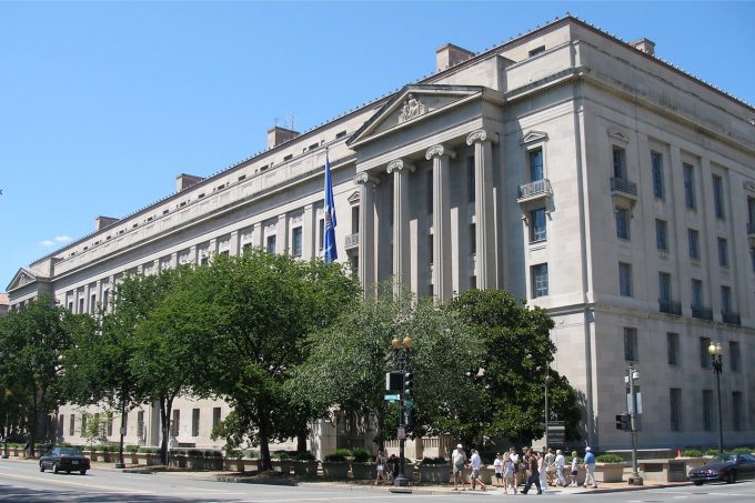 U.S._Department_of_Justice_headquarters,_August_12,_2006 Credit w User Coolcaesar