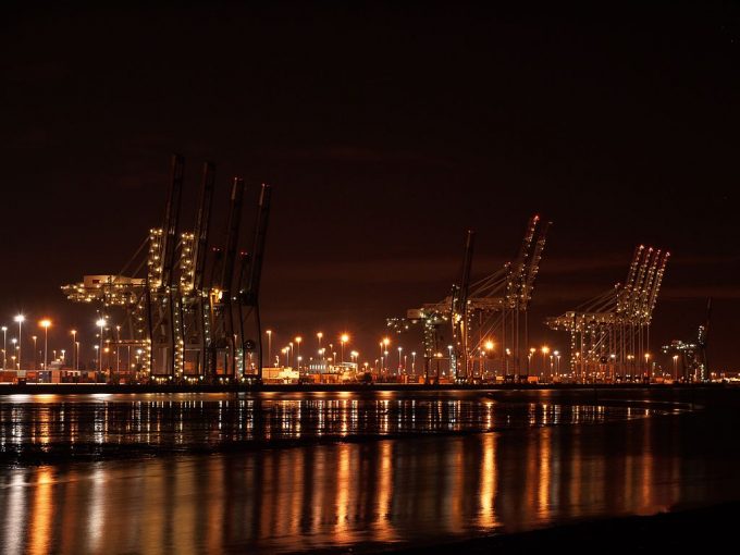 1024px-Southampton_docks_at_night_4_seconds