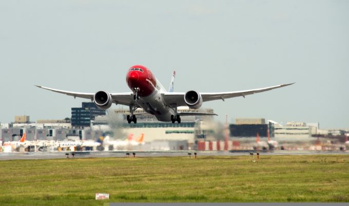 Norwegian 787 landing LGW