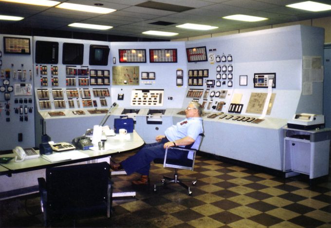 1024px-Control_room_pt_tupper