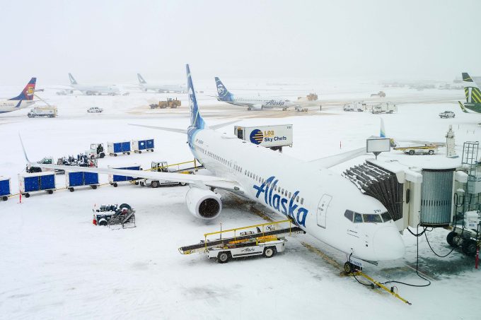Alaska_Airlines_Boeing_737_900ER_N297AK_Anchorage_(Quintin_Soloviev)