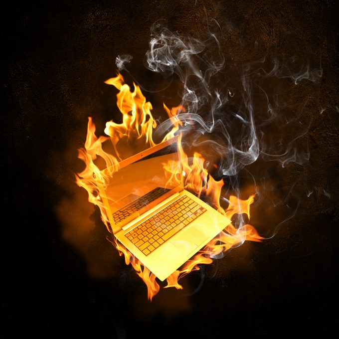 © Sergey Khakimullin laptop fire32884321