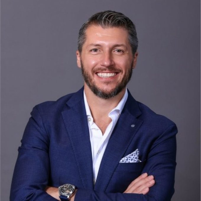 .46672-manuele-headshot