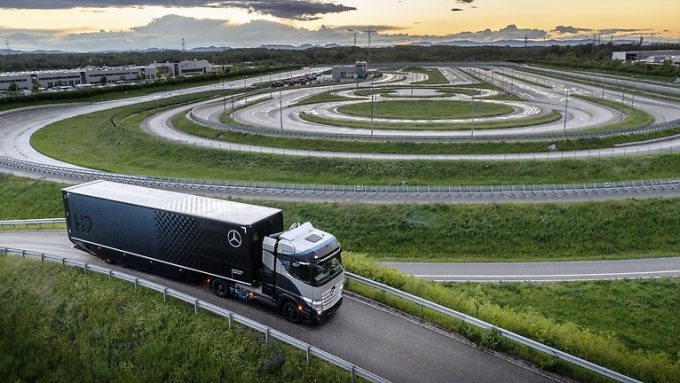Daimler H2 Powered fuel cell truck