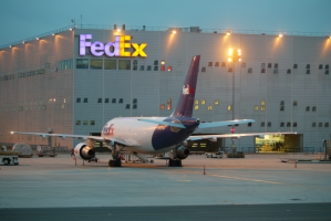 Hub-FedEx-Roissy-CDG-at-night