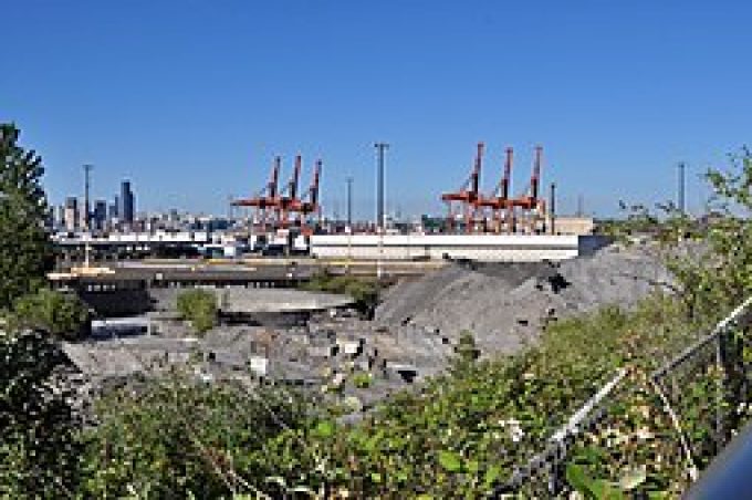 Seattle_-_container_port_cranes_at_terminal_5,_Downtown_skyline_in_background