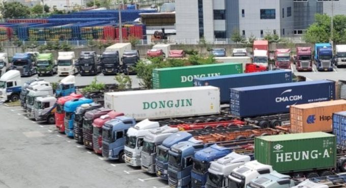 Truck strikers in Busan – Credit David Park