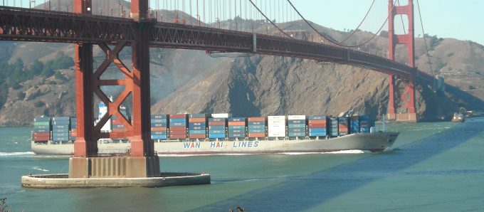 Wan Hai Container_Ship_under_Golden_Gate_Bridge.Daniel Ramirez from Honolulu, USA