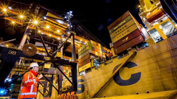 werknemer-portofoon-containerschip-havenbedrijf-rotterdam-eric-bakker Rotterdam Euromax-juni-2020